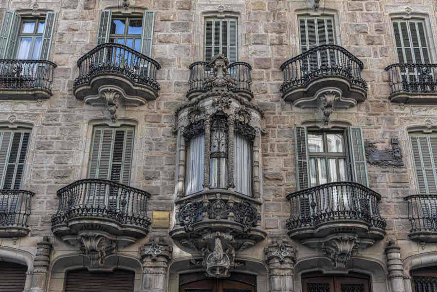 03 - Barcelona - Gaudí - Casa Calvet.jpg